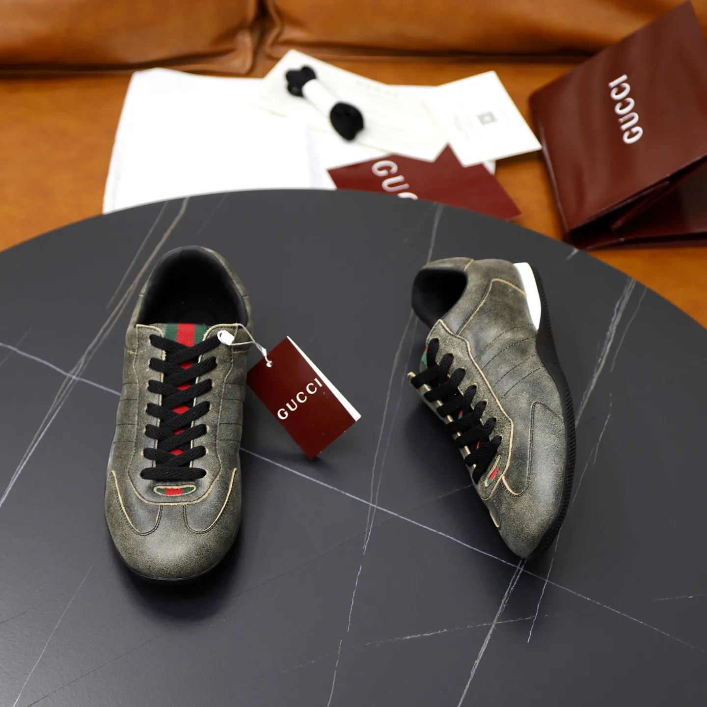 Ex-factory price: 580💰💰Gucci Shift series couple's sports shoes ❗❗ The Gucci Shift series is newly launched, with a lightweight design that reinterprets sports style. The neat silhouette adds a sense of freedom and exudes sophistication when moving. The webbing detail runs like an endless ribbon throughout the design, and the side seam details add a finishing touch. ❗Original development ❗Washed effect cowhide upper ❗Two-color Tpu outsole ❗Size: Female 35-41 Male 39-45